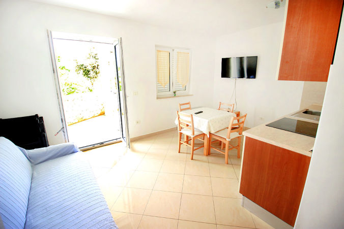 Lanterna apartments, Mandre, Pag isle